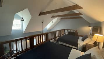 Deluxe-Suite, 2 Schlafzimmer, 2 Bäder, zum Garten hin | Bügeleisen/Bügelbrett, Zustellbetten, kostenloses WLAN, Bettwäsche