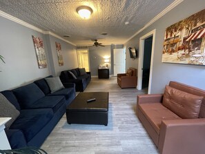 جناح للصفوة - غرفتا نوم - بحمامين - في منطقة الحديقة | غرفة المعيشة | تلفزيون ذكي، برامج وأفلام نتفليكس، خدمات بث