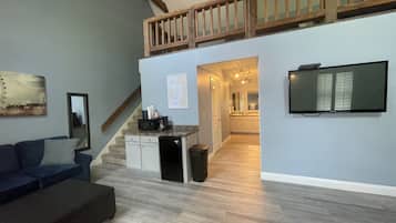 Deluxe Suite, 2 Bedrooms, 2 Bathrooms, Garden Area | Living area