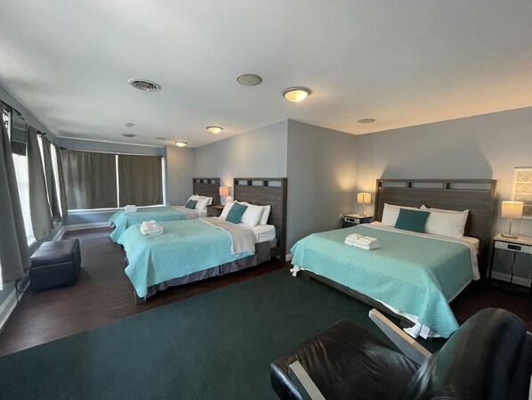 جناح جونيور - غرفة نوم واحدة - بحمامين - بمنظر للمنتزه | مكواة/لوح كي وأسرّة قابلة للطي وواي فاي مجانًا وملاءات أسرّة