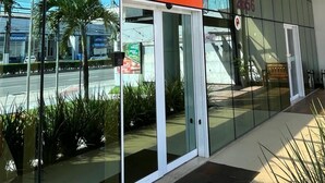 A modern building with a glass facade and an orange sign reading "TRANSAMERICAfit". - Transamerica Fit Vitória Reta da Penha (Vitoria)