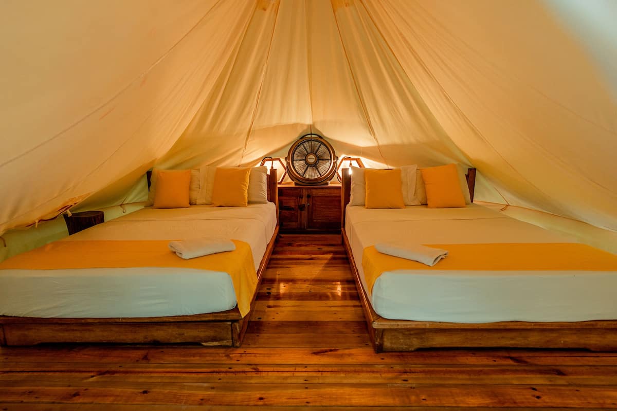 Rainforest Tent- Two Double Beds | 1 多间卧室、特色装修、特色家居、床单