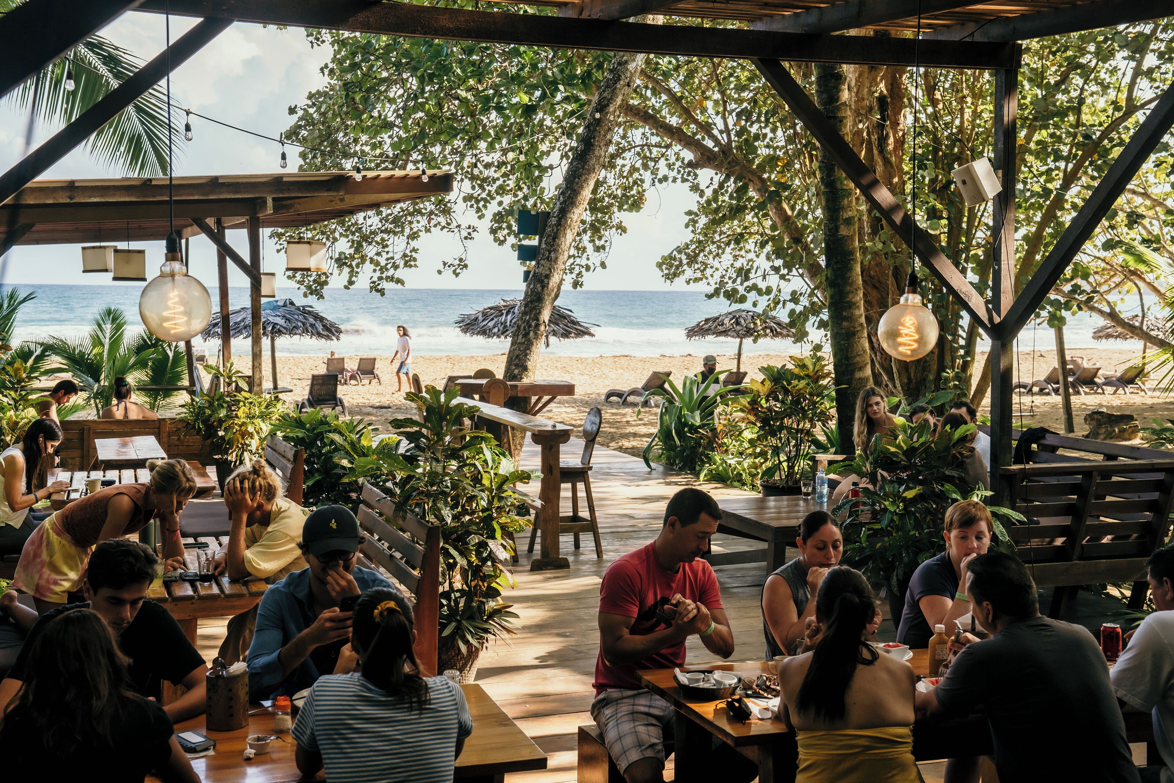 Phục vụ bữa sáng, bữa trưa, bữa tối, món ăn mang phong cách quốc tế 