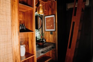 Rooftop Terrace Jungle Immersion with AC | Lavabo en el baño