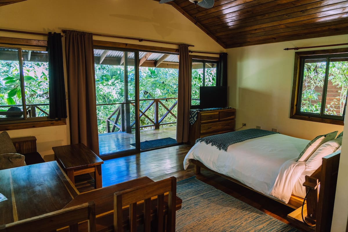 King Beachside Bungalow with AC | 电视