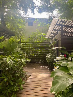 Regadera, regadera tipo lluvia, amenidades de baño gratuitas, toallas