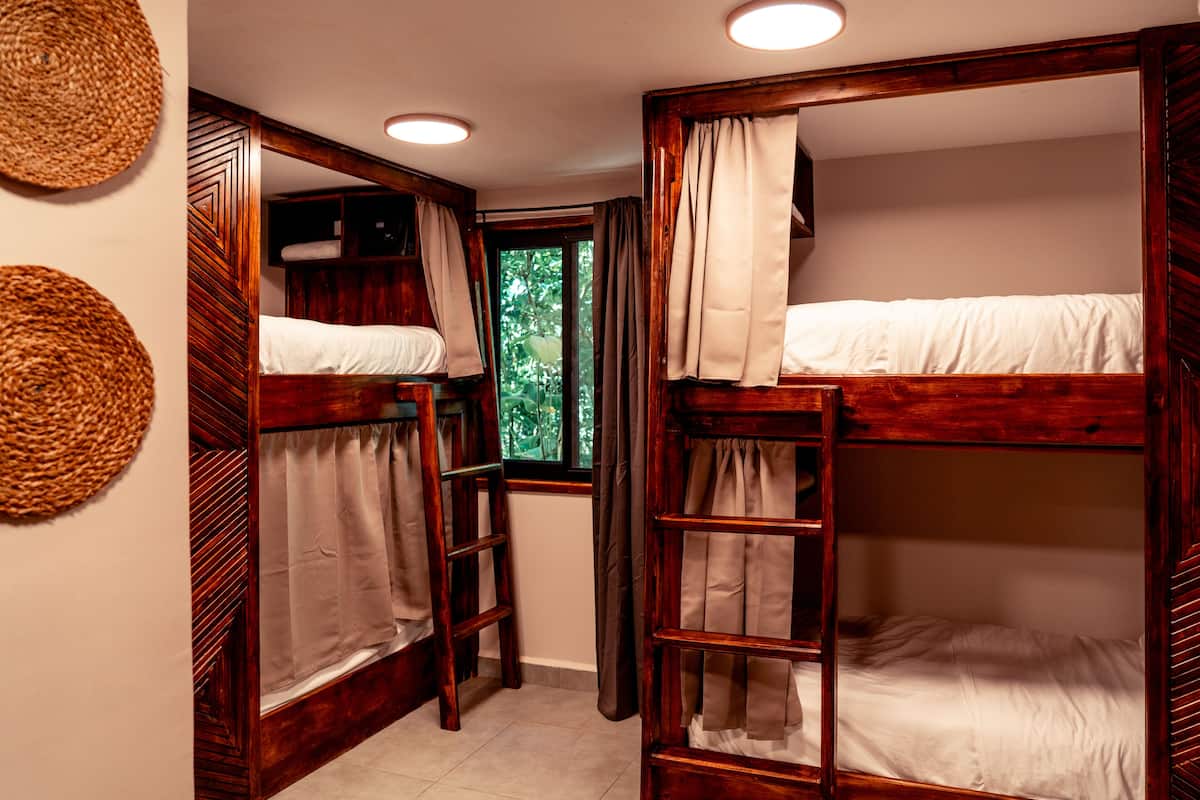 Bed in 10-Bed Dorm with AC | Kapsel