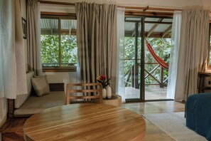 King Beachside Bungalow with AC | Oppholdsområde