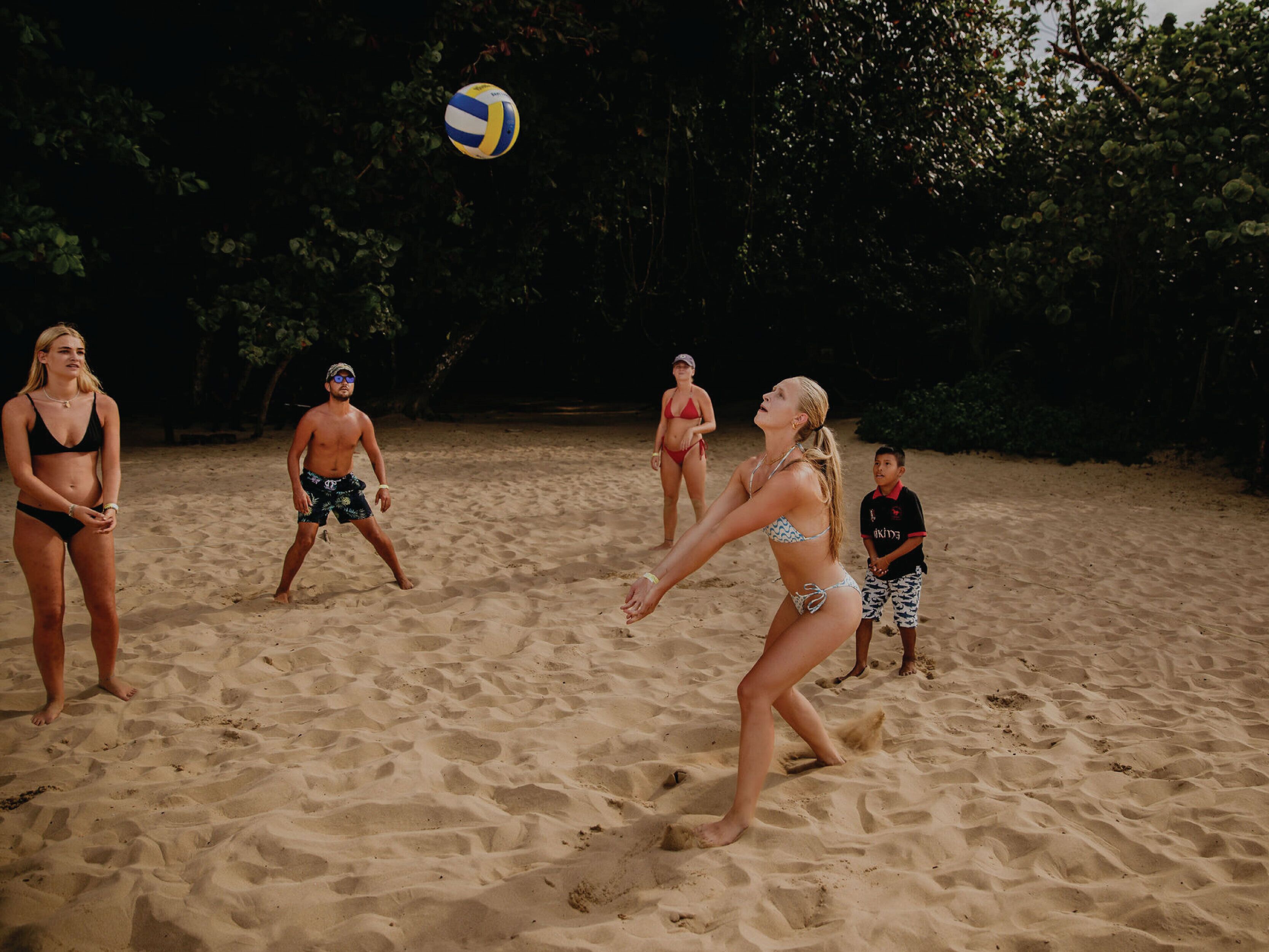 På stranden, massage på stranden, volleyball, strandbarer