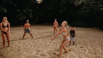 På stranden, massage på stranden, volleyball, strandbarer