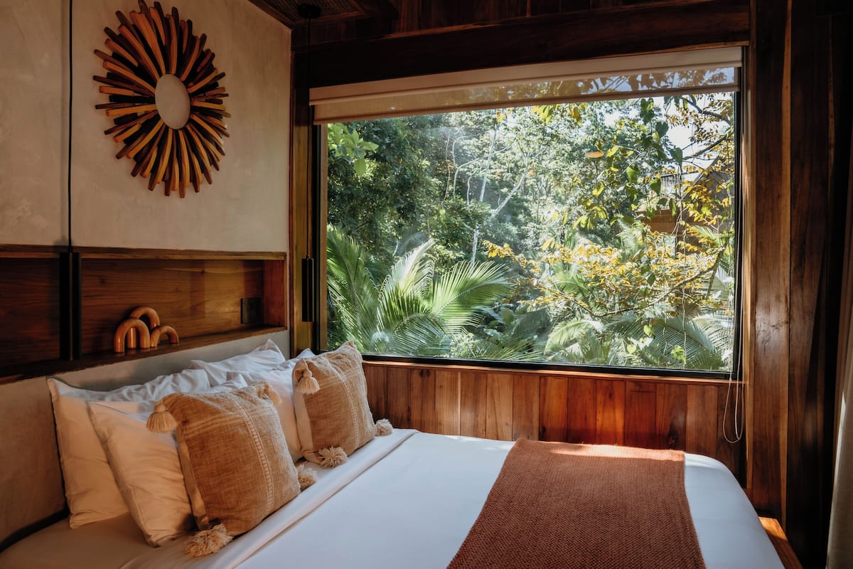 Decoración personalizada, muebles diferentes y ropa de cama