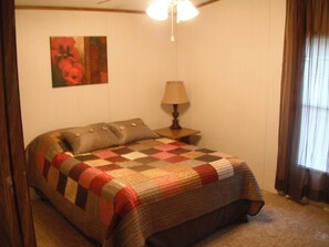 House, 3 Bedrooms, Fireplace, Lakeside (Unit 4)