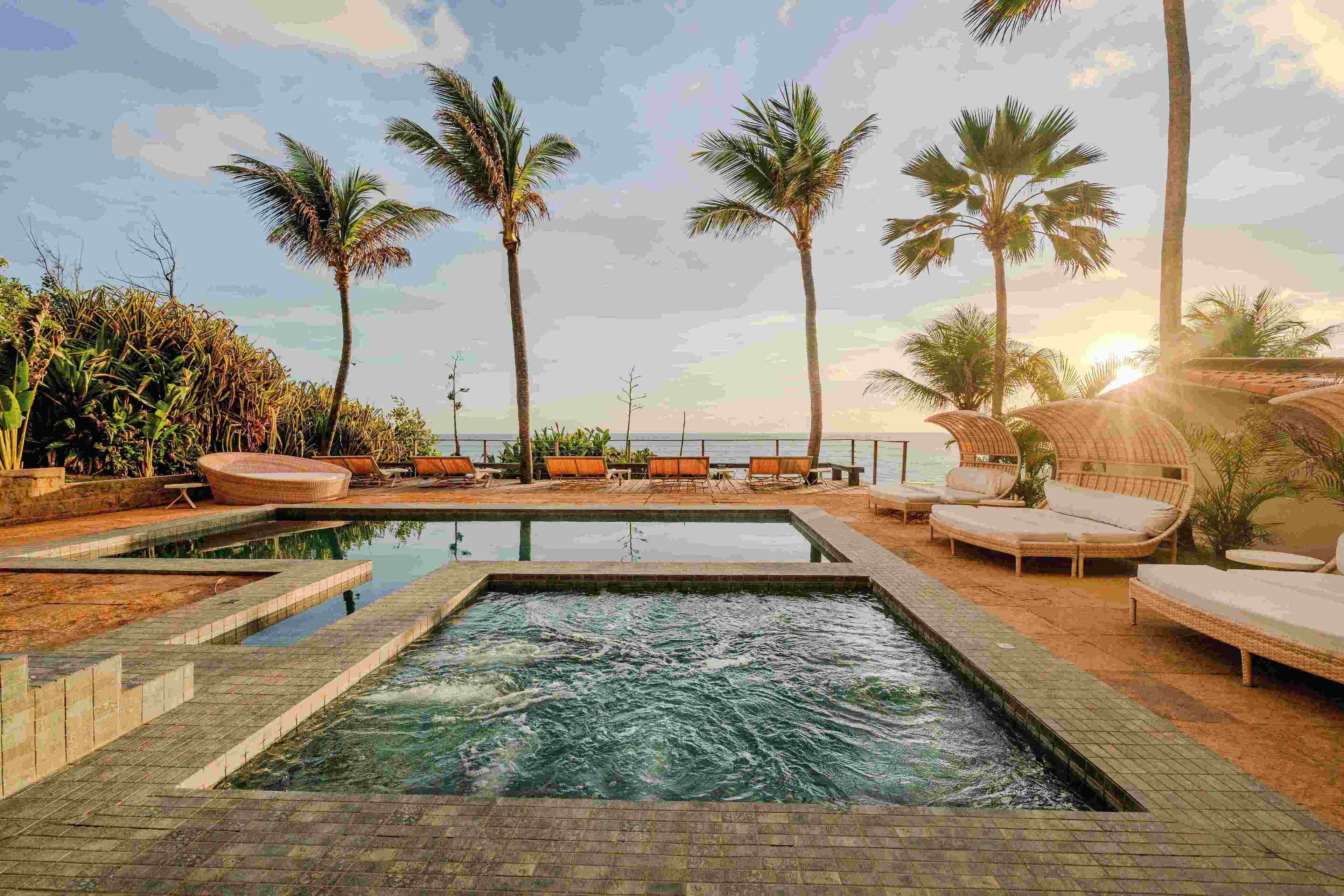 Utomhuspool och solstolar