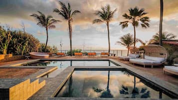 حمّام سباحة خارجي، مقاعد للتشمس