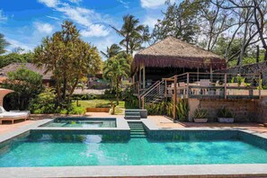 室外游泳池,日光浴躺椅