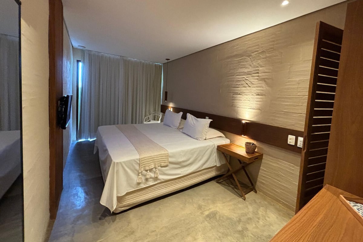 Minibar, blackout drapes, free WiFi