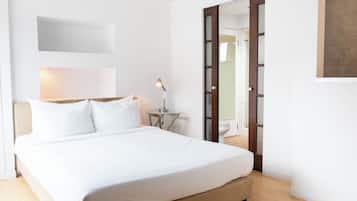 Studio, tekjøkken | Individuelt dekorert, skrivebord, blendingsgardiner og strykejern/-brett