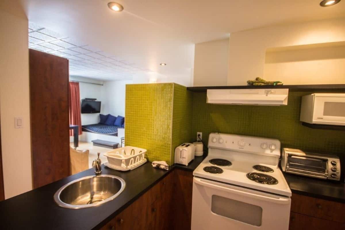 Estudio | Cocina privada | Refrigerador y cafetera y tetera