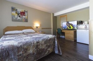 Triple Room, Private Bathroom | Down comforters, desk, blackout drapes, soundproofing - Howey Bay Motel & Restaurant (Red Lake)