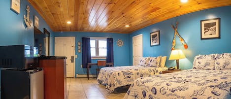 Chambre Standard, 2 grands lits, réfrigérateur et four à micro-ondes