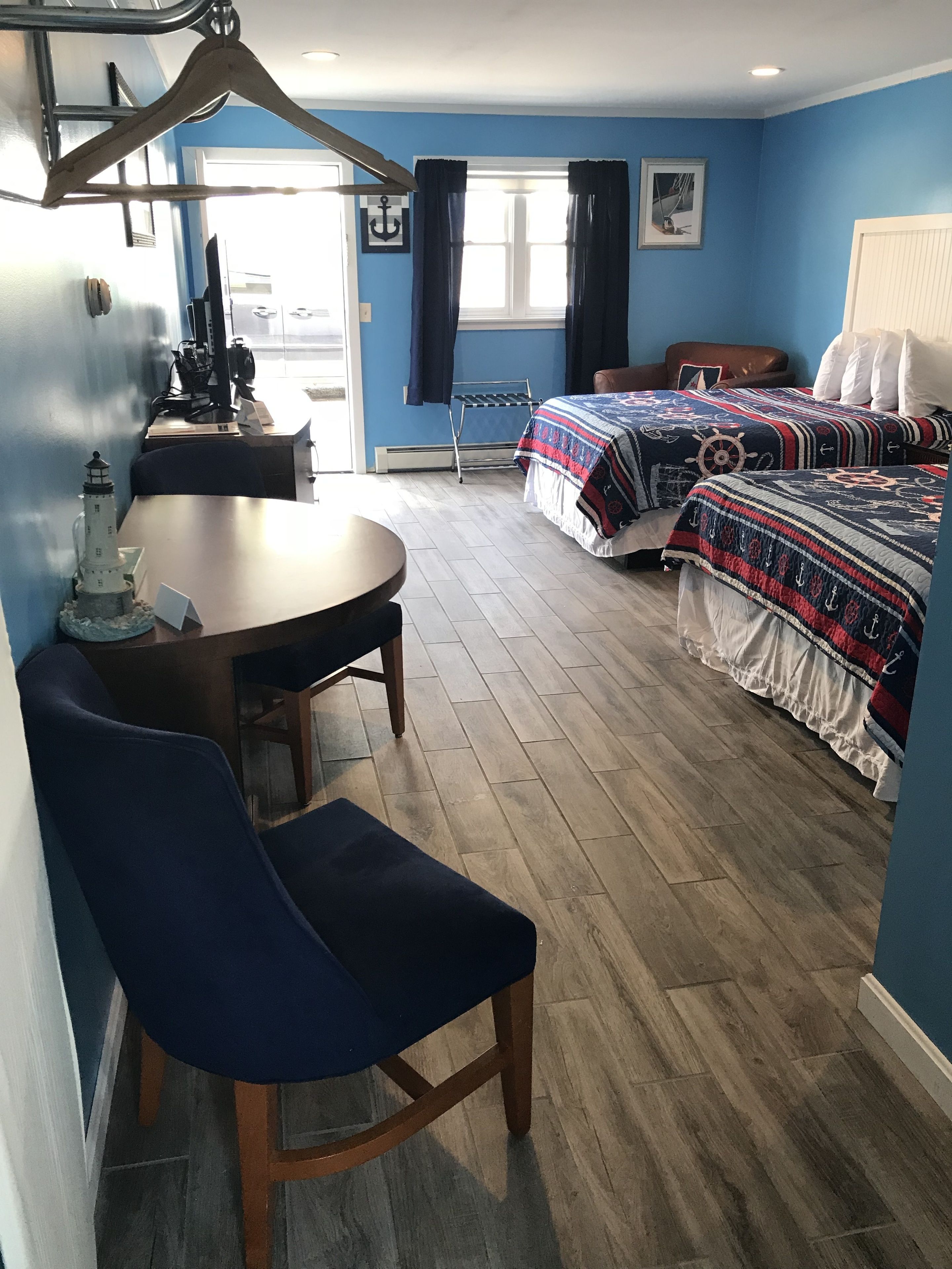 Een kamer met twee bedden, een bureau en een stoel.