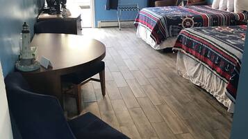 Een kamer met twee bedden, een bureau en een stoel.