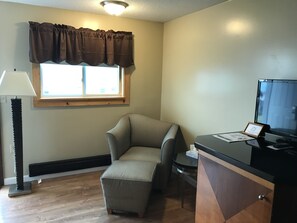 Enkeltrom – standard, 1 queensize-seng, kjøleskap og mikrobølgeovn | Individuelt dekorert, individuelt innredet og blendingsgardiner