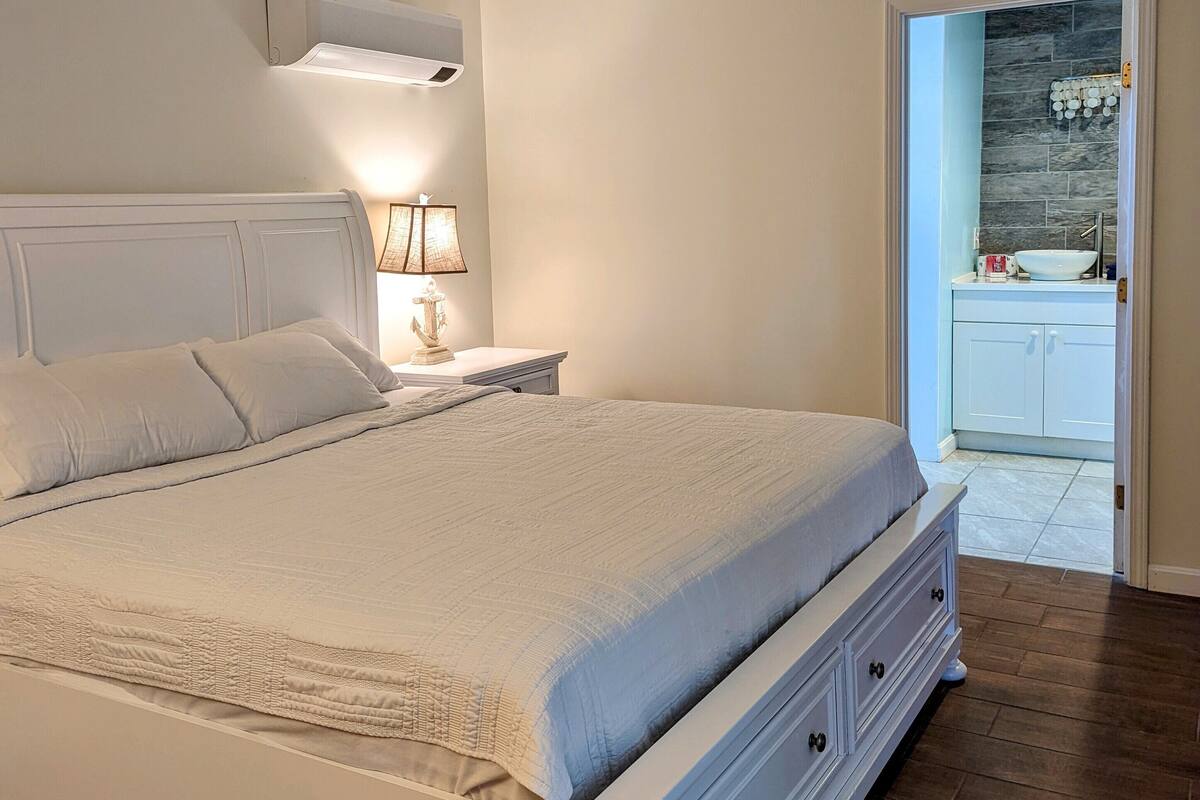 Suite – deluxe | Bad | Kombinert dusj/badekar, toalettartikler (inkludert) og hårføner