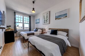 Standaard kamer, 2 tweepersoonsbedden | Een strijkplank/strijkijzer, gratis wifi, beddengoed