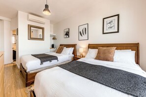 Tabla de planchar con plancha, wifi gratis y ropa de cama