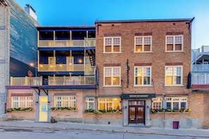 Front of property - North House - Manoir des Remparts / Hotel Automatisé (Québec City)