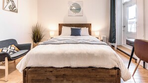 Standard Room, 1 Queen Bed, River View | Iron/ironing board (on request), free WiFi, bed sheets - North House - Manoir des Remparts / Hotel Automatisé (Québec City)