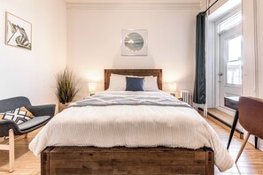 Standard Room, 1 Queen Bed, River View | Iron/ironing board, free WiFi, bed sheets - North House - Manoir des Remparts / Hotel Automatisé (Québec City)