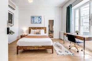 Tabla de planchar con plancha, wifi gratis y ropa de cama