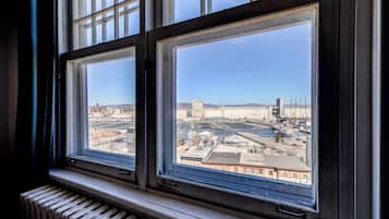 Standard Room, 1 Queen Bed, River View | Iron/ironing board, free WiFi, bed sheets