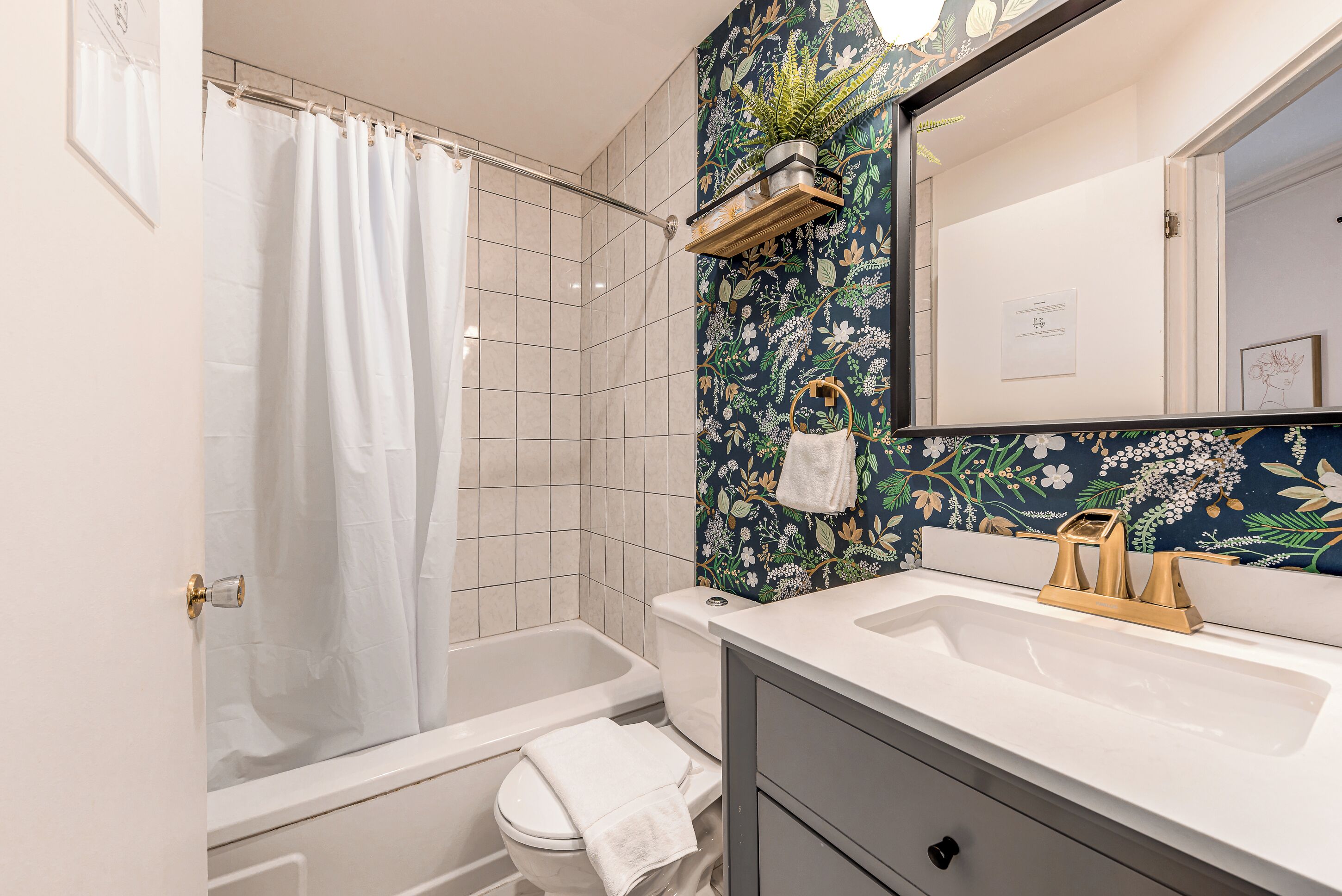 Standard Room, 1 Queen Bed | Bathroom | Combined shower/tub, rainfall showerhead, free toiletries, hair dryer