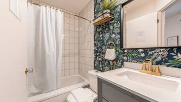 Standard Room, 1 Queen Bed | Bathroom | Combined shower/tub, rainfall showerhead, free toiletries, hair dryer
