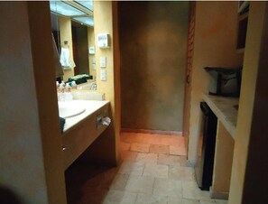 Ducha, artículos de tocador gratuitos, secador de pelo, toallas