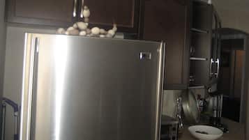 Full-sized fridge, stovetop, dishwasher, coffee/tea maker