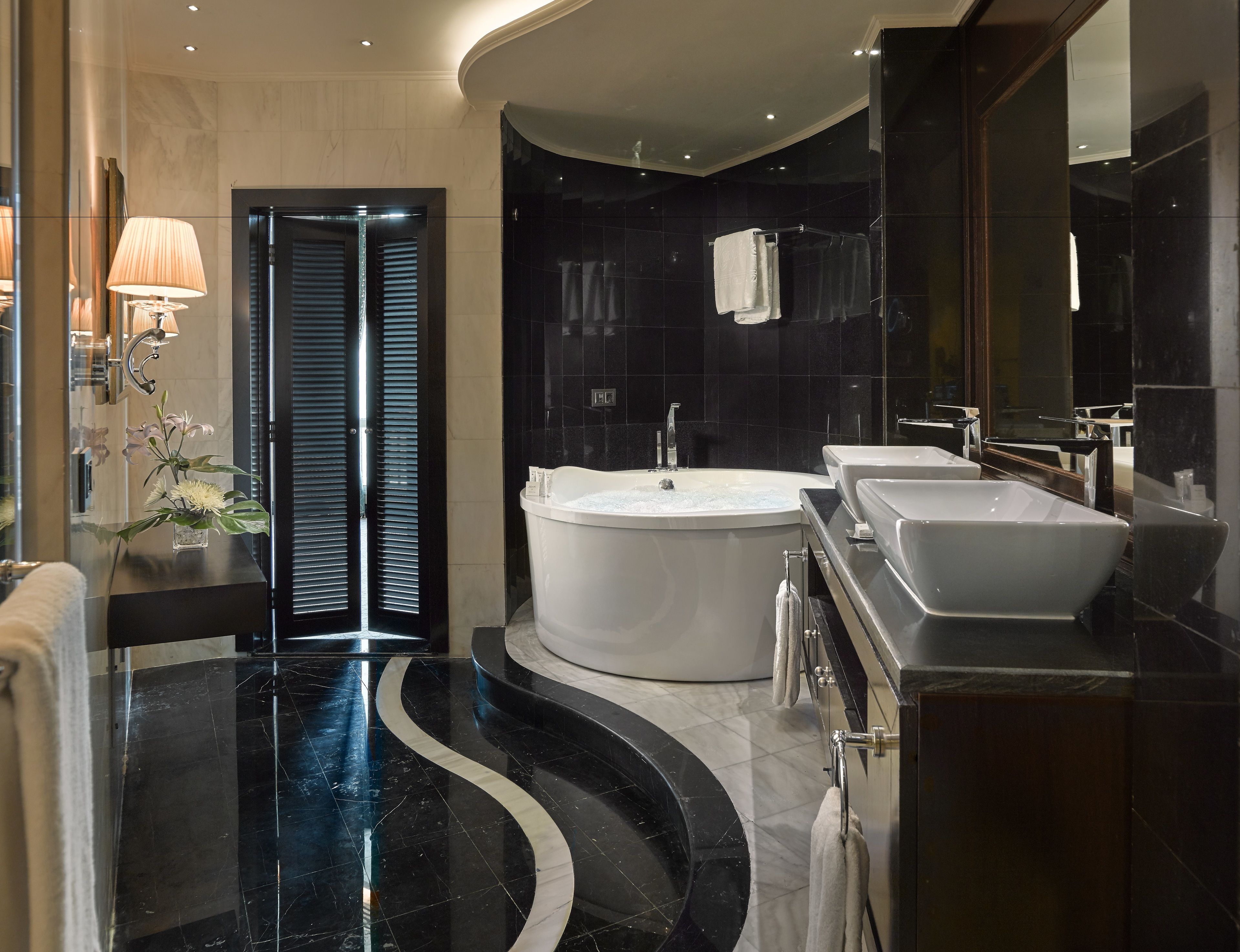 separate bathtub and shower, hydromassage showerhead, free toiletries