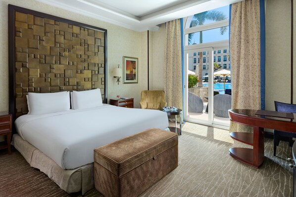 Grand-rum - 1 sovrum - terrass - utsikt mot poolen (Grand Deluxe Pool Room) | Allergitestade sängkläder, minibar och värdeförvaringsskåp på rummet