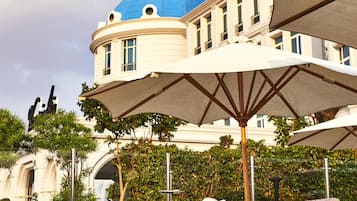 8 ristoranti, aperti a colazione e a pranzo, cucina internazionale