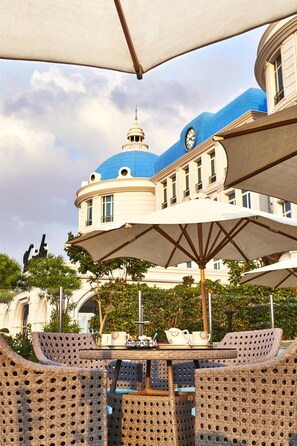 8 restaurants, breakfast, lunch, dinner served; international cuisine