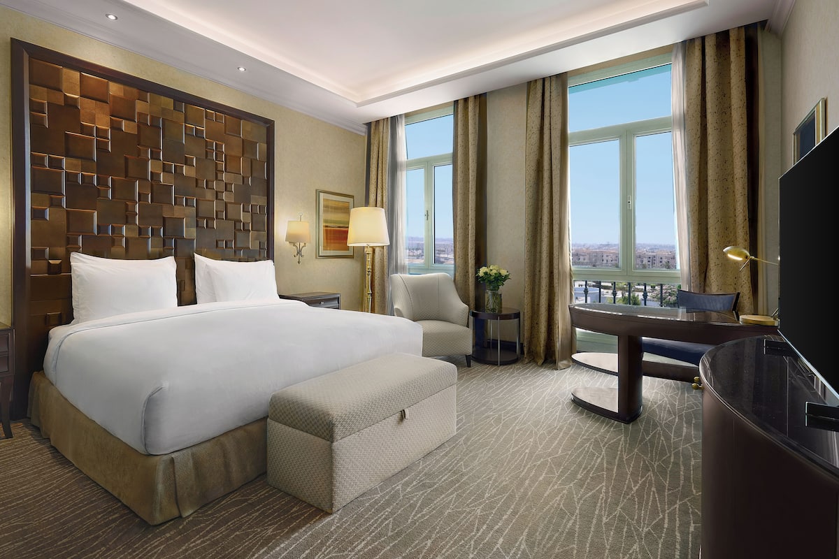 Hypo-allergenic bedding, minibar, in-room safe, desk