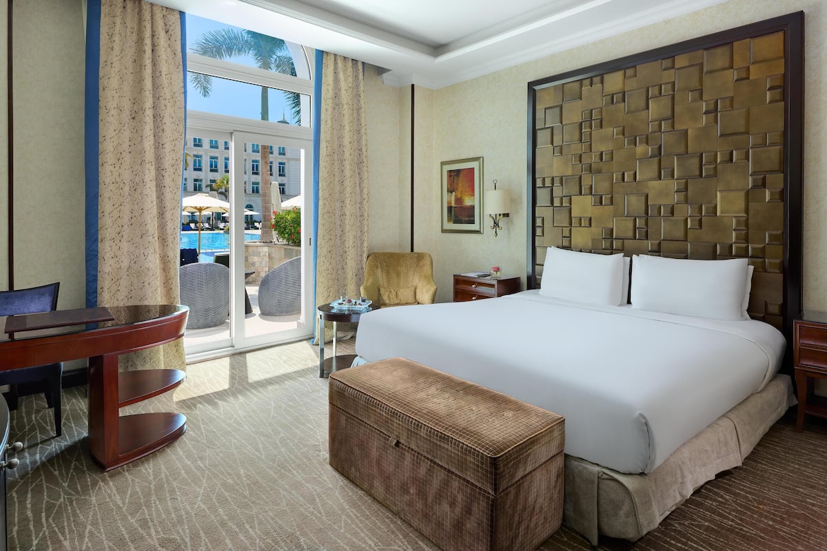 Kamar Grand, 1 kamar tidur, teras, pemandangan kolam renang (Grand Deluxe Pool Room) | 1 kamar tidur, seprai antialergi, minibar, dan brankas