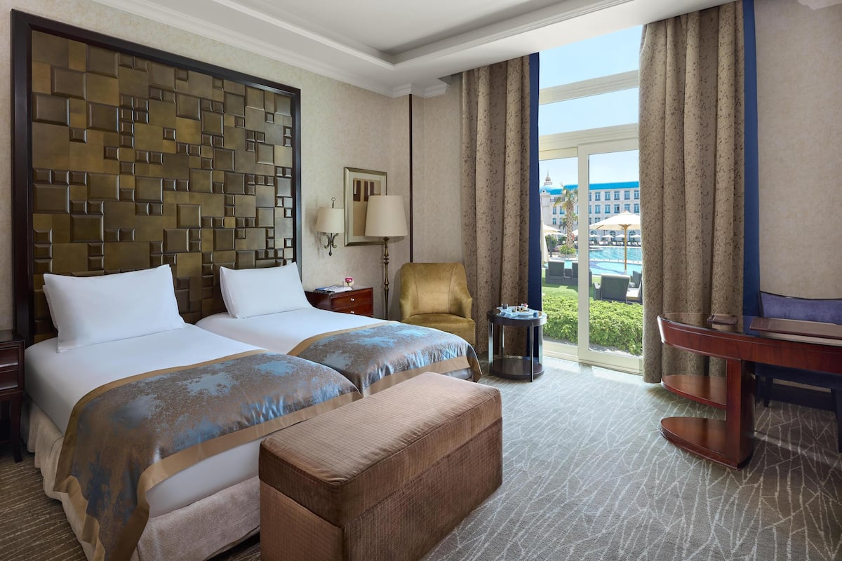 Kamar Grand, 1 kamar tidur, teras, pemandangan kolam renang (Grand Deluxe Pool Room) | 1 kamar tidur, seprai antialergi, minibar, dan brankas