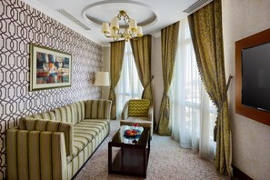 Suite junior, 1 habitación, Acceso al salón del club, vistas a la ciudad (Maxim Suite) | Zona de estar | Televisión LED de 32 pulgadas con canales por satélite, una chimenea