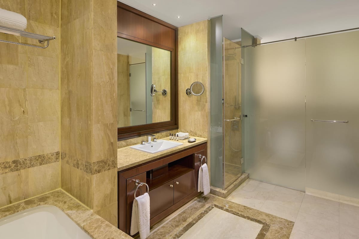 1 kamar tidur, seprai antialergi, minibar, dan brankas