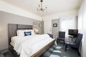 Quarto, 1 cama Queen | Individualmente decorados, individualmente mobiliados, cortinas blackout