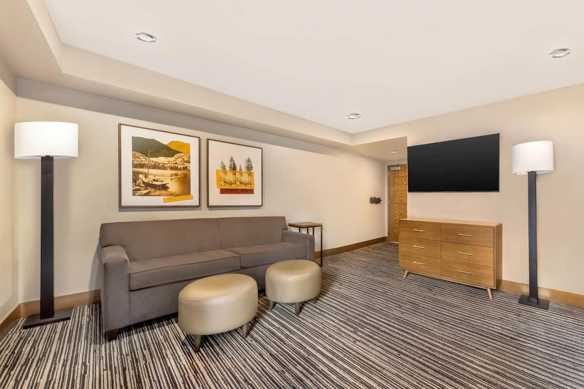 Room, 1 Bedroom | Ruang tamu | 58 inci televisyen skrin rata dengan kabel, TV, pendiangan